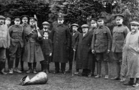PC 78 Brookes standing with soldiers and onlookers guarding a bomb dropped by Zeppelin L4 on Heacham.